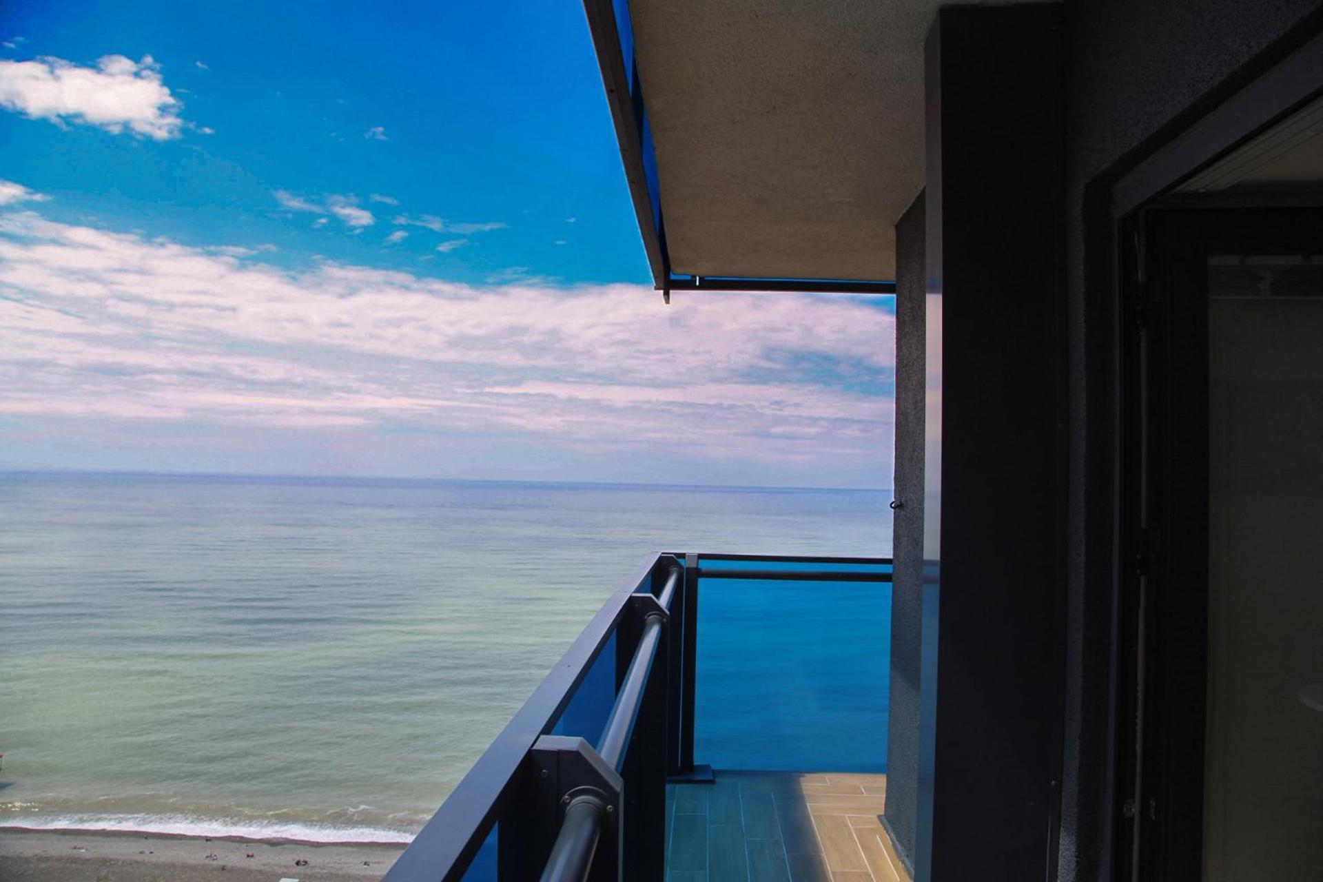 Luxury Beach Front Hotel Batumi Esterno foto
