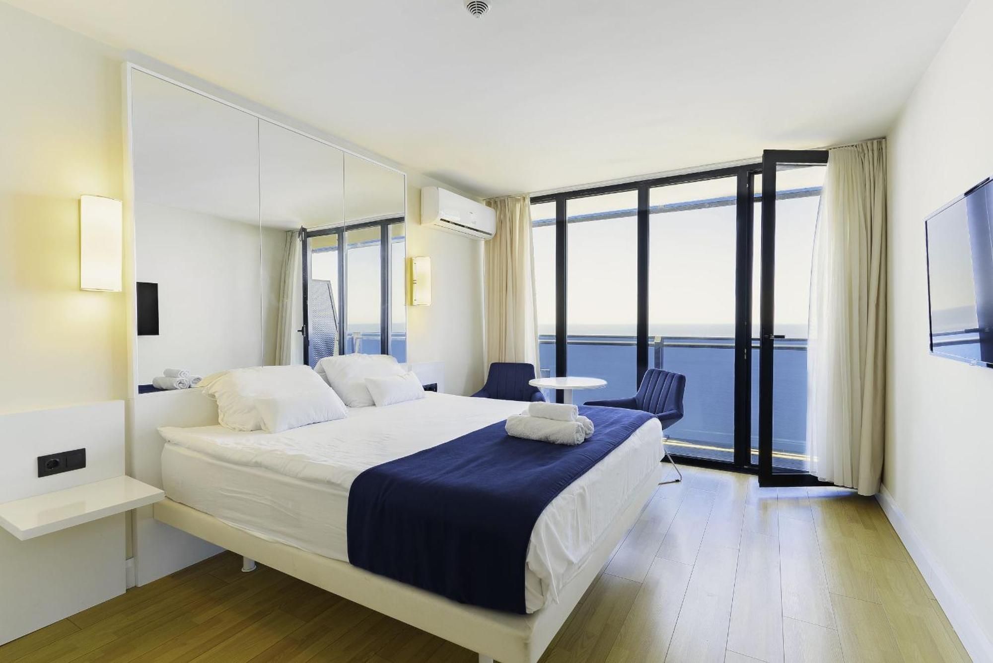Luxury Beach Front Hotel Batumi Esterno foto