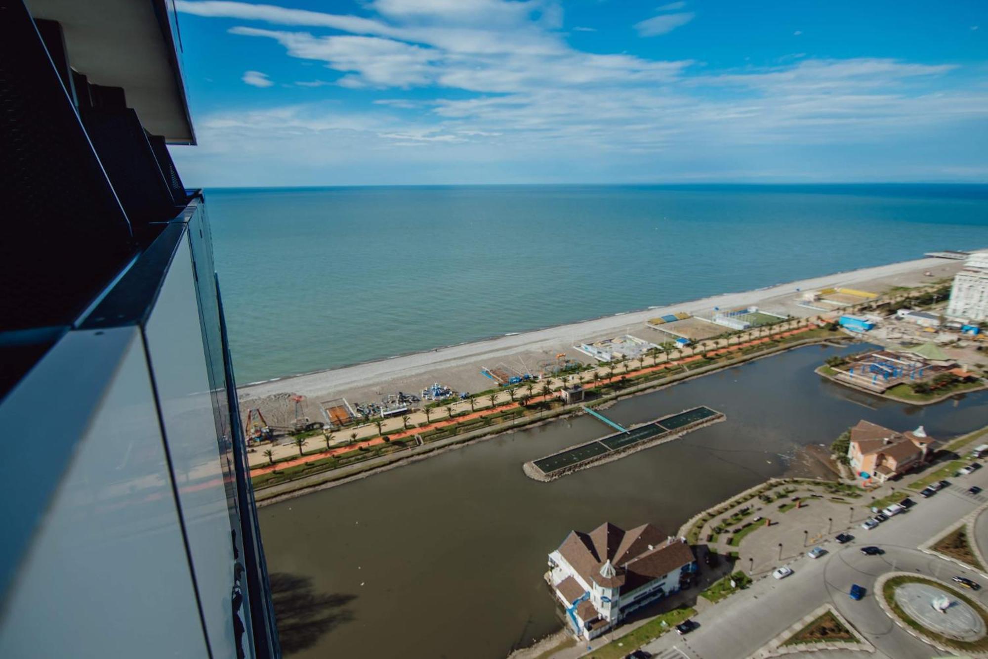 Luxury Beach Front Hotel Batumi Esterno foto