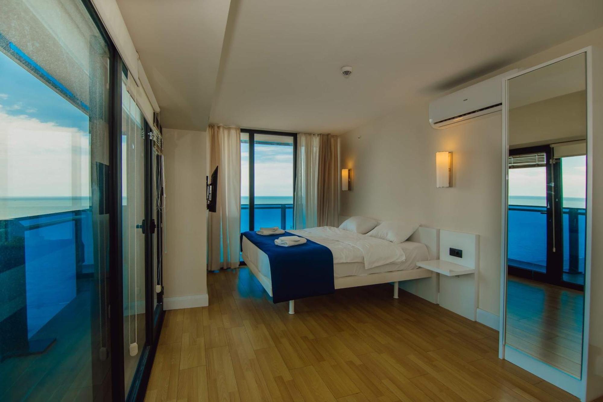 Luxury Beach Front Hotel Batumi Esterno foto