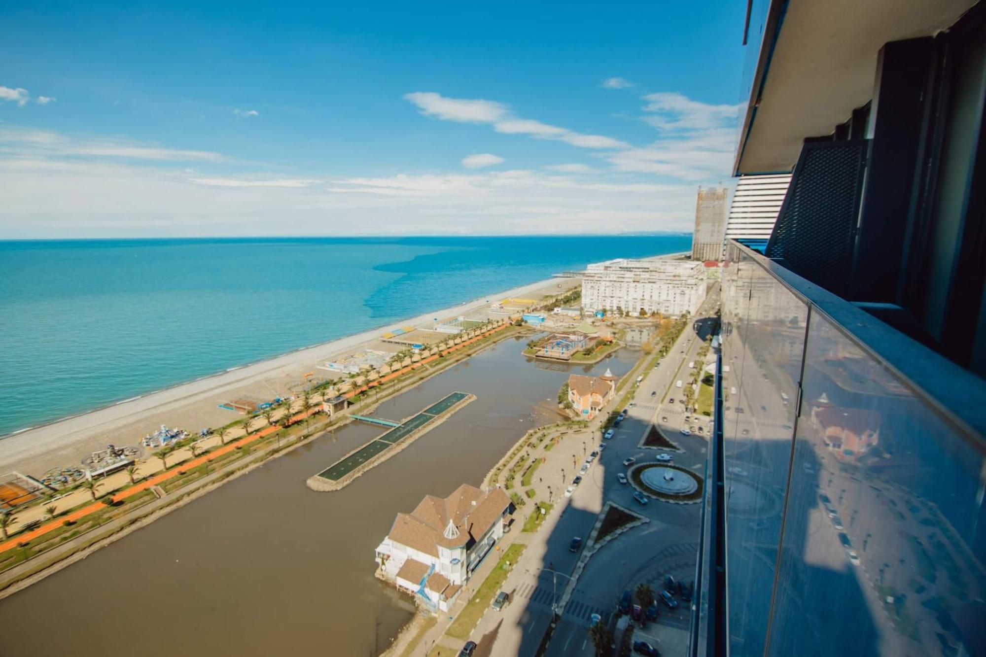 Luxury Beach Front Hotel Batumi Esterno foto